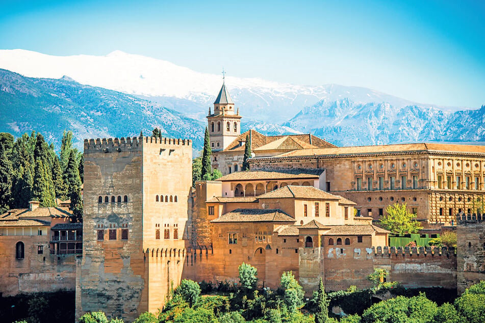 Die Stadtburg Alhambra wirkt wie ein Märchenpalast und lädt zum Verweilen ein.