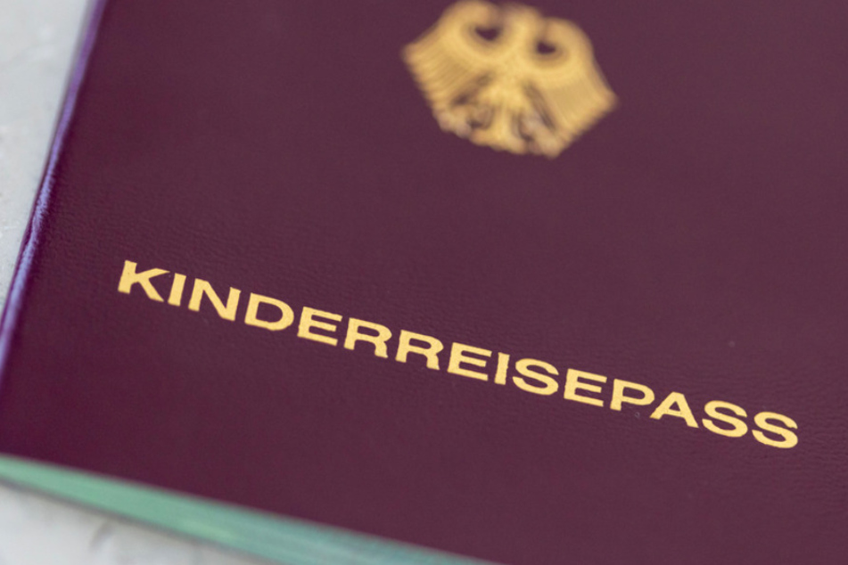 Statt eines Kinderreisepasses kann man auch einen normalen Reisepass für Kinder ausstellen - der gilt dann sechs Jahre.