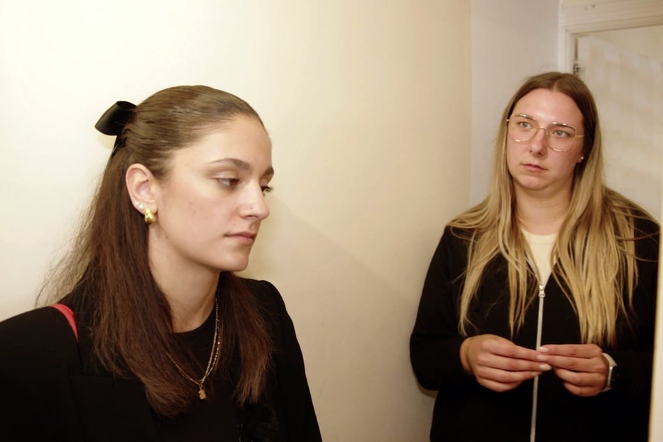 Jada (l.) und Joelina Karabas kommen bei der Wohnungsbesichtigung nicht auf einen Nenner.