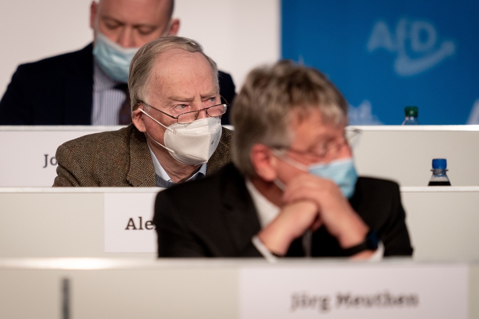Alexander Gauland (80, l.), Fraktionsvorsitzender der AfD, und Jörg Meuthen (59, r.), AfD-Bundessprecher, nehmen in der Dresdener Messehalle am Bundesparteitag der AfD teil. Ein Thema ist der Beschluss des Wahlprogramms für die Bundestagswahl.