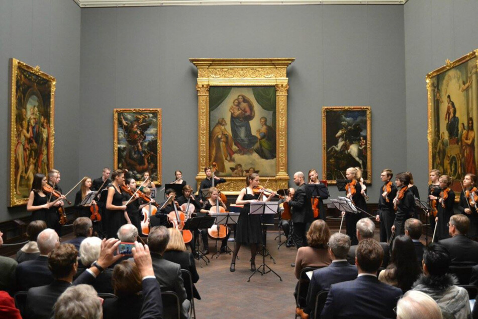 Das Orchester des "Jungen Musikpodiums" gastierte 2023 vor der "Sixtinischen Madonna" in Dresden.