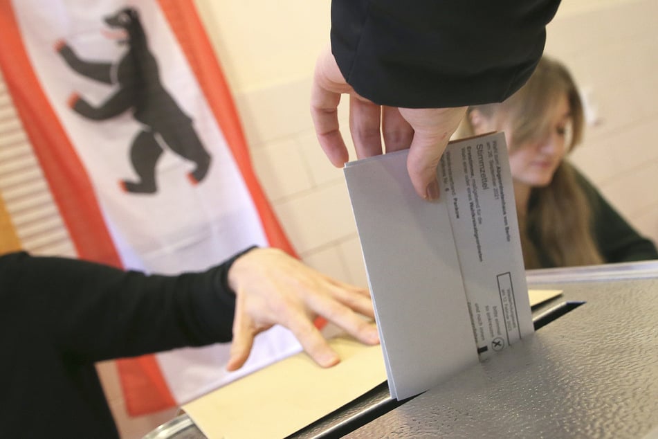 Eine Frau gibt bei der Berlin-Wahl ihre Stimme ab. (Archivbild)