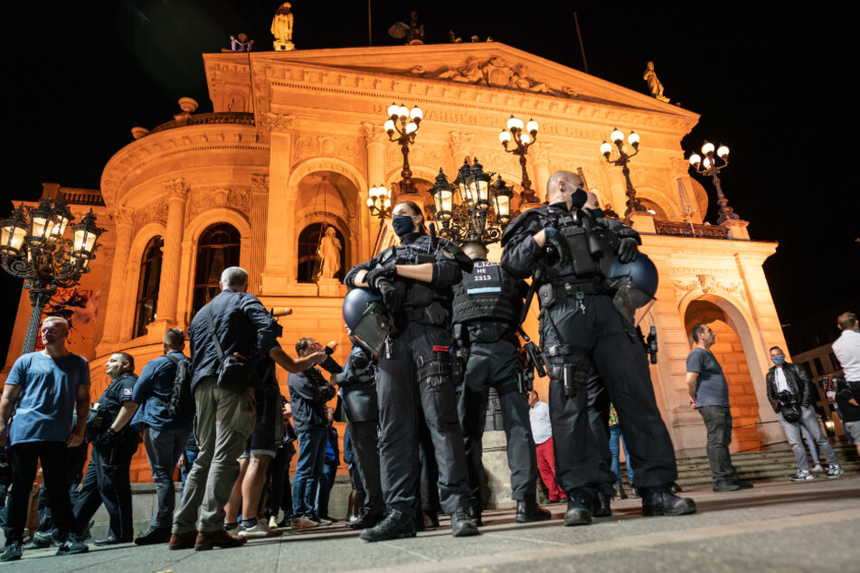Polizisten stehen auf dem Frankfurter Opernplatz.