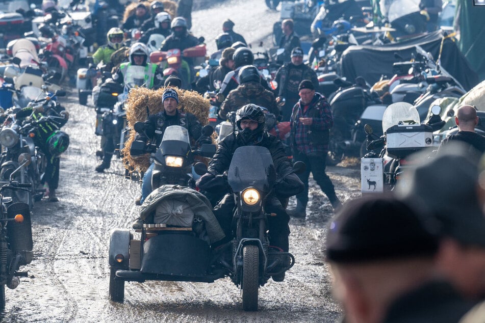 Jedes Jahr – wie hier 2025 – strömen mehrere tausend Motorradfahrer zum Elefantentreffen im Bayerischen Wald.