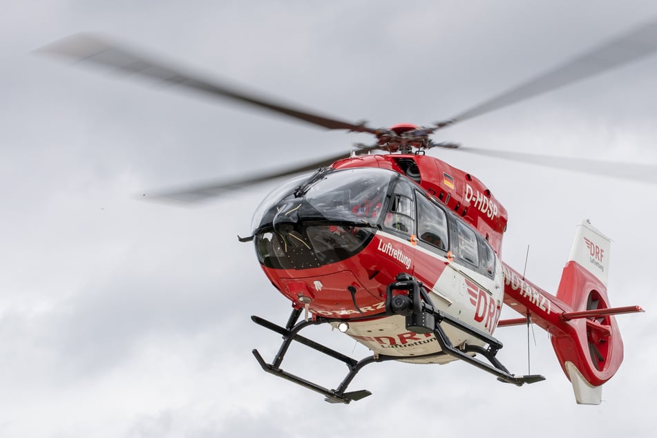 Senior touchiert Stein und kracht gegen eine Leitplanke: Rettungshubschrauber im Einsatz