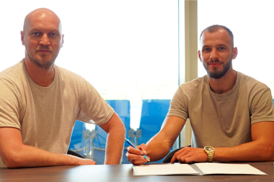 Ganz frisch: Sportdirektor Armin Causevic (l.) begrüßte gestern Rechtsverteidiger Adis Omerbasic bei den Himmelblauen.