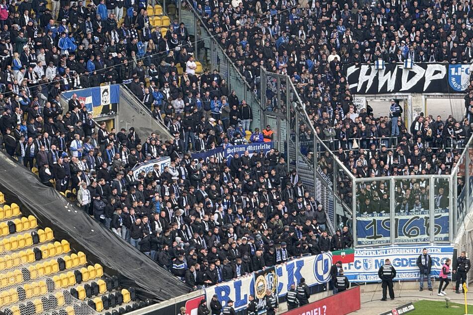 Durch das durchtrennte Netz stehen die Fans unten direkt an der Mauer.