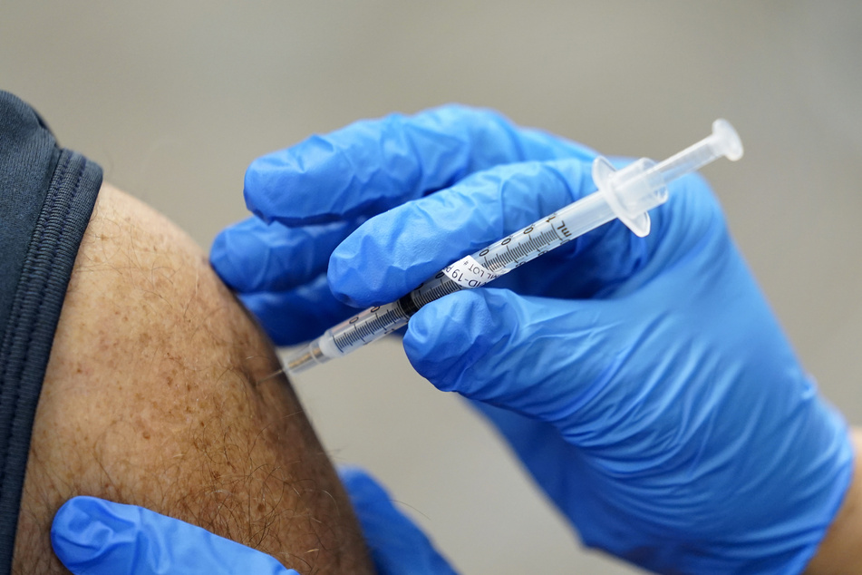 Ein Mitarbeiter des Gesundheitswesens wird mit dem Impfstoff von Pfizer/Biontech geimpft.