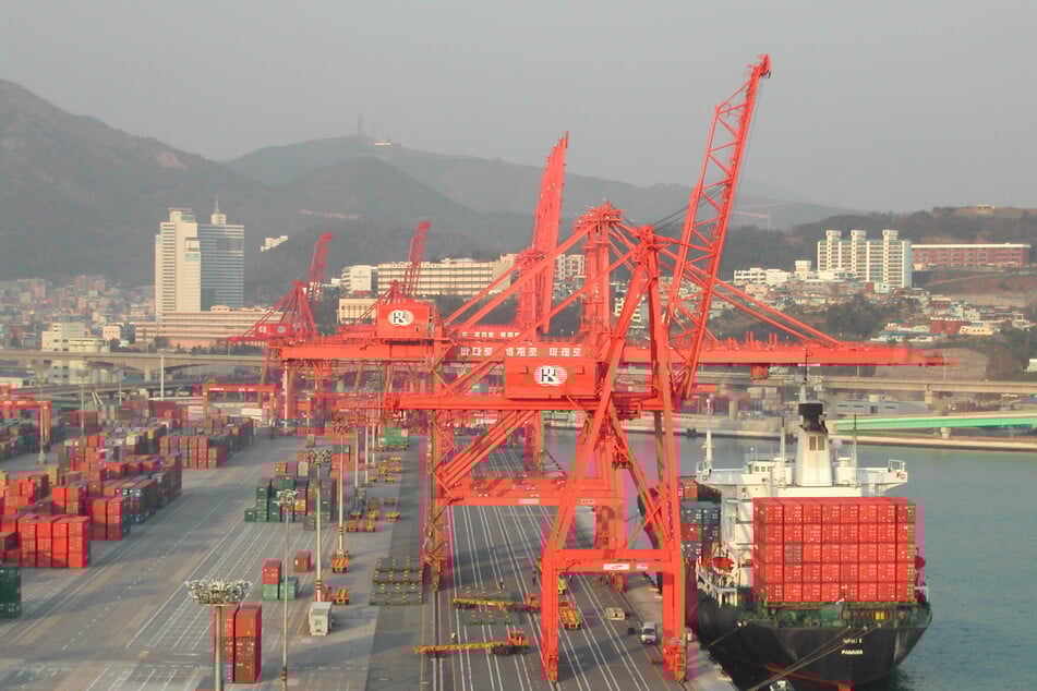Schiffstransfer nach Asien: Für den Transport zu den Hafenkränen in Korea braucht ein Elaskon-Container zwischen sechs und acht Wochen.
