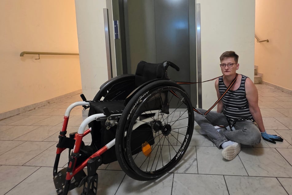 Dresden: Rollstuhl um den Hals gebunden, Fahrstuhl kaputt! Mieterin quält sich die Treppen rauf