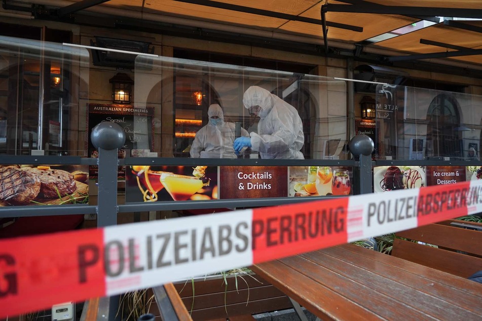 Am und im Restaurant "Ayers Rock" sicherte die Tatortgruppe der Polizei zahlreiche Spuren.
