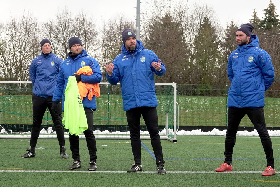 Niklas Hoheneder (r.) gehört jetzt zum Trainerteam um Chef Daniel Berlinski (2.v.l.), Torwarttainer Marcel Höttecke (33, l.) und Co Christian Tiffert (39).