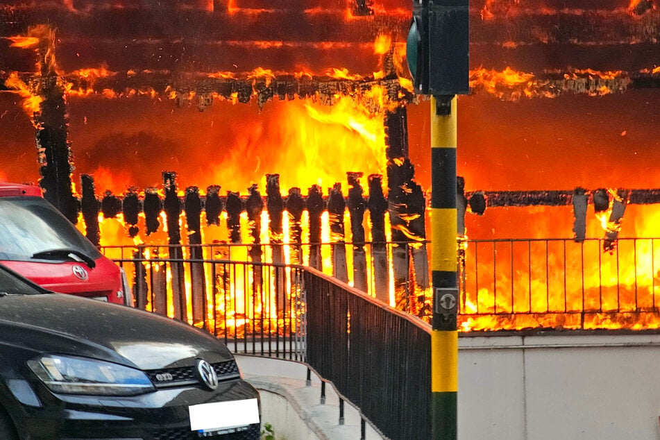 Der Carport steht lichterloh in Flammen. Verletzt wurde wohl niemand.