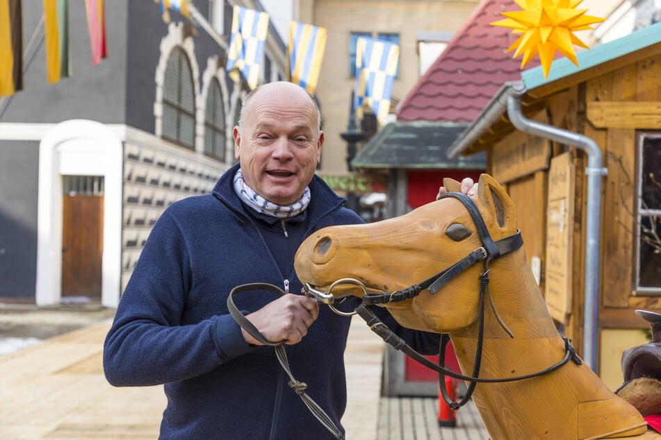 Henry Bibow (63) organisiert den Weihnachtsmarkt im Stallhof.
