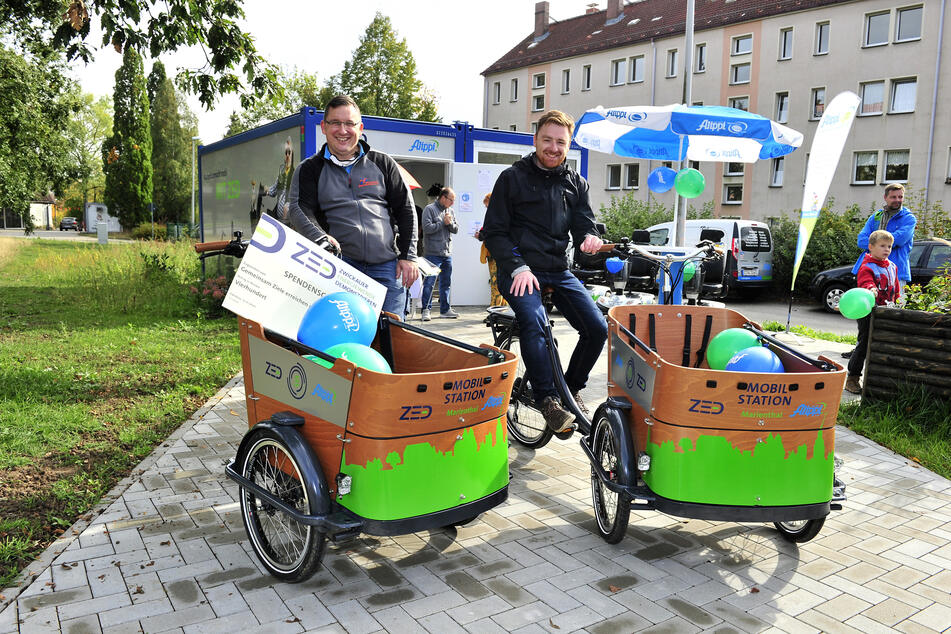 Jens Juraschka (46, l.), Geschäftsführer des Vereins "Gemeinsam Ziele Erreichen", und Erik Höhne (32), Projektmitarbeiter der Stadt, probieren die neuen E-Lastenräder in Zwickau-Marienthal aus.