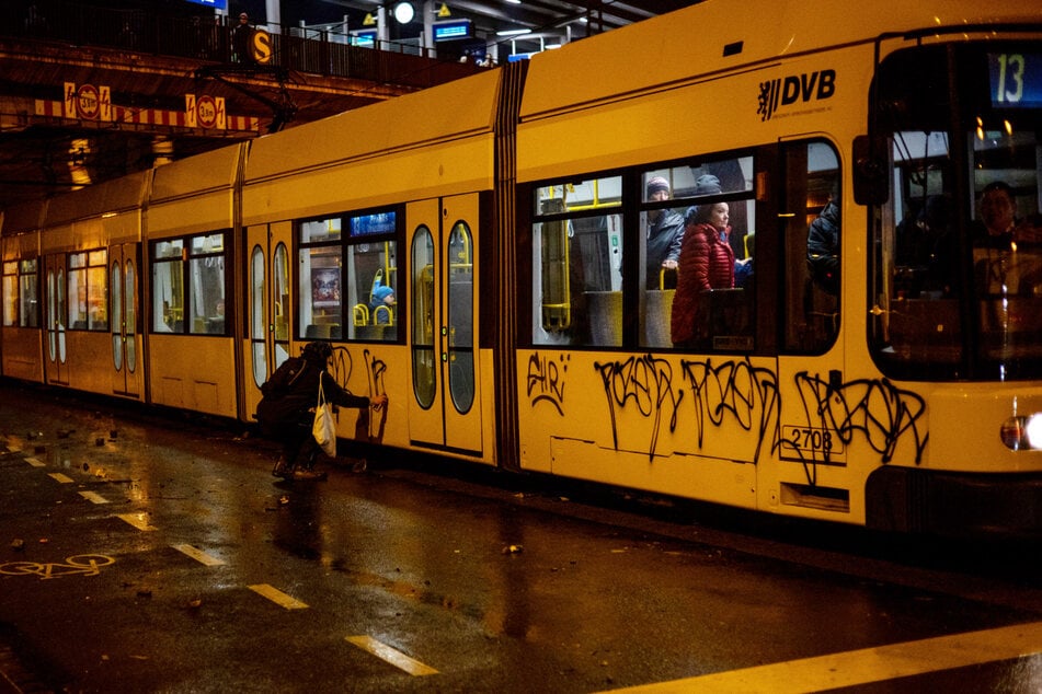 In der Bahn standen Fahrgäste, Fußgänger waren draußen unterwegs. Dennoch verzierte ein Sprayer die Linie 13 mit hässlichen Graffiti.