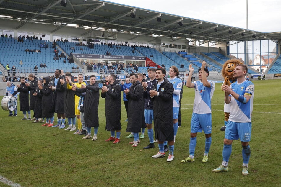 Die Spieler des Chemnitzer FC feierten den 1:0-Heimsieg gegen den FC Eilenburg gemeinsam mit ihren Fans.