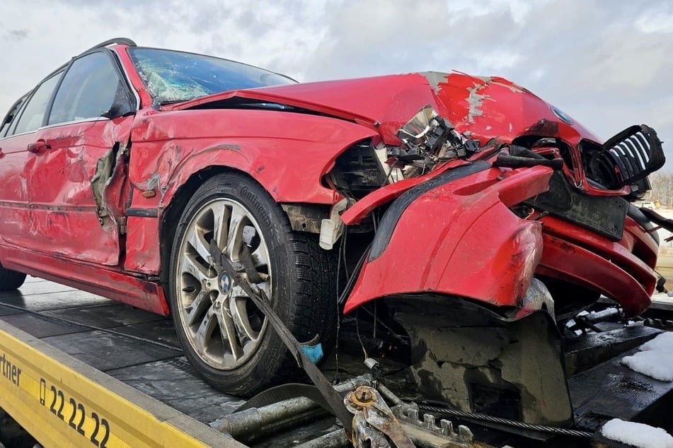 Die Insassen des roten 3er-BMWs wurden beim Unfall verletzt.