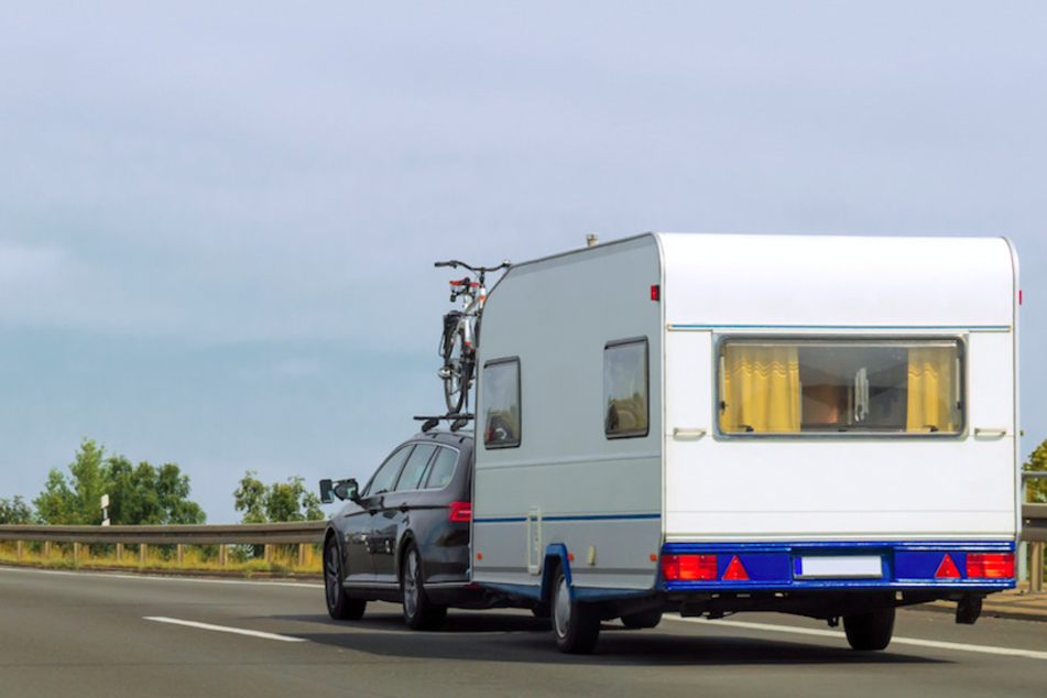Unfallfahrer kehrt Schaden auf Autobahn zusammen und flüchtet