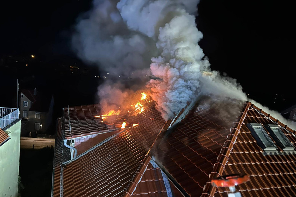 Eine Dachgeschosswohnung im Landkreis Harz hatte in der Nacht Feuer gefangen.