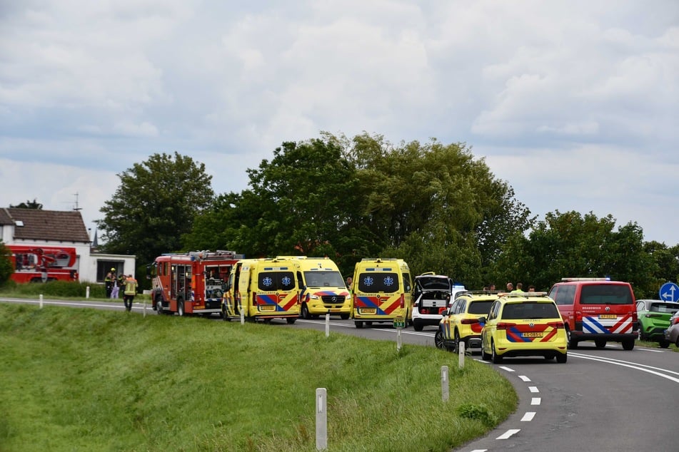 Albtraum-Crash in den Niederlanden! Autofahrer rast in Radfahrer: Drei Tote, darunter zwei Kinder