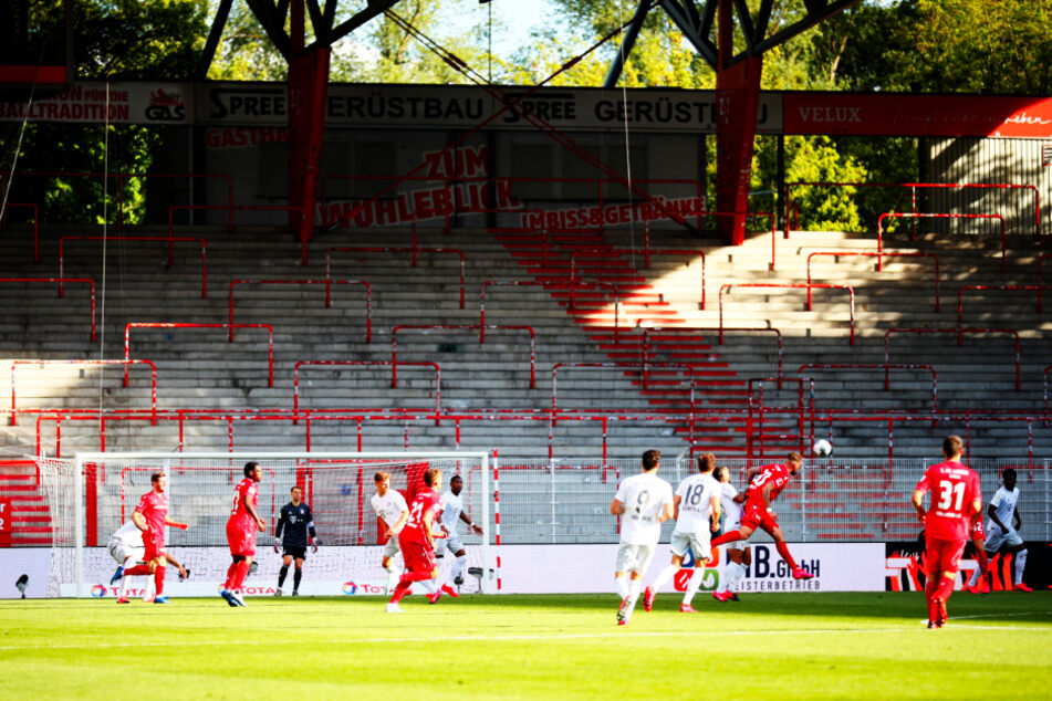 Da blutet das Fußballherz! Gähnend leere Ränge im Stadion An der Alten Försterei beim Spiel zwischen dem 1. FC Union Berlin und FC Bayern München.