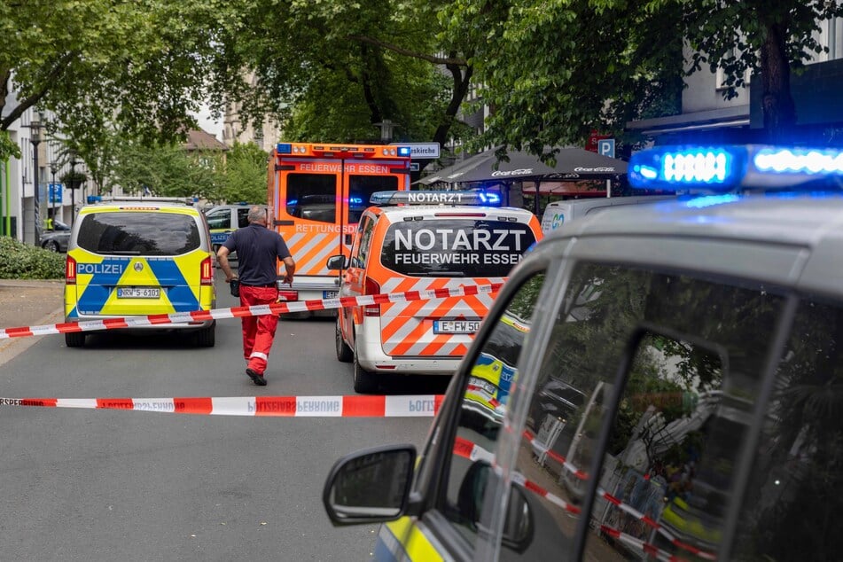 Infolge der Schussabgabe wurde eine Frau verletzt.