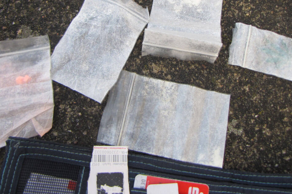 Weißes Pulver auf Ausweis bemerkt: Polizei erwischt 29-Jährigen mit Drogen