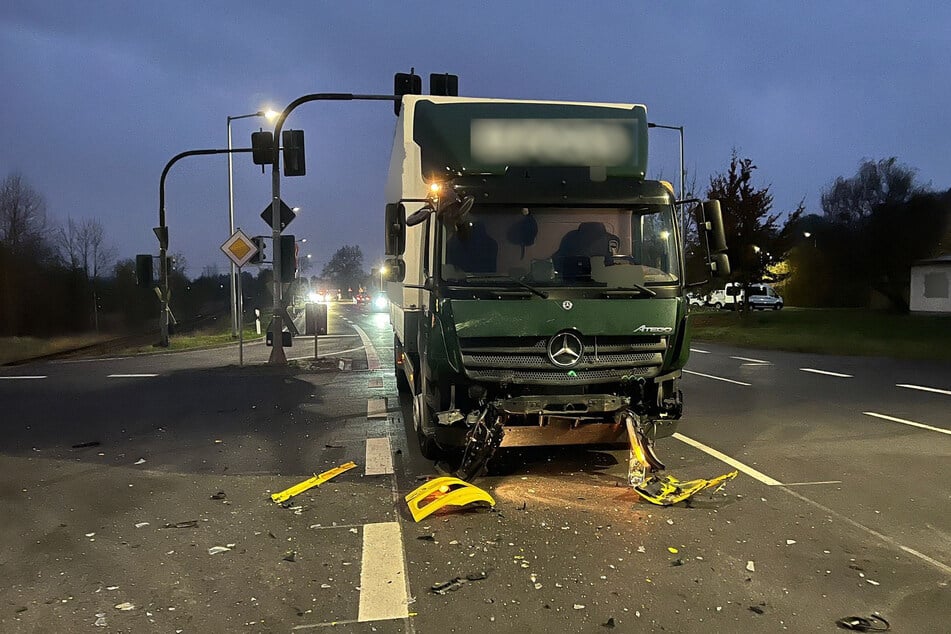 Laut Polizei kam es zur Kollision mit einem vorfahrtsberechtigten Lkw.