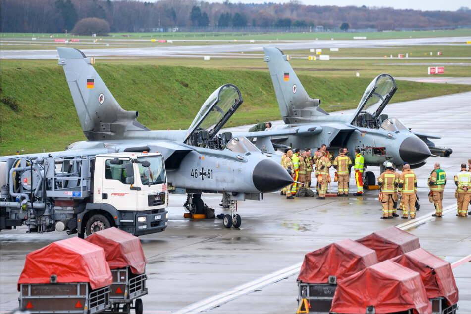 Die beiden "Tornados" der Bundeswehr stehen am Hamburger Flughafen.