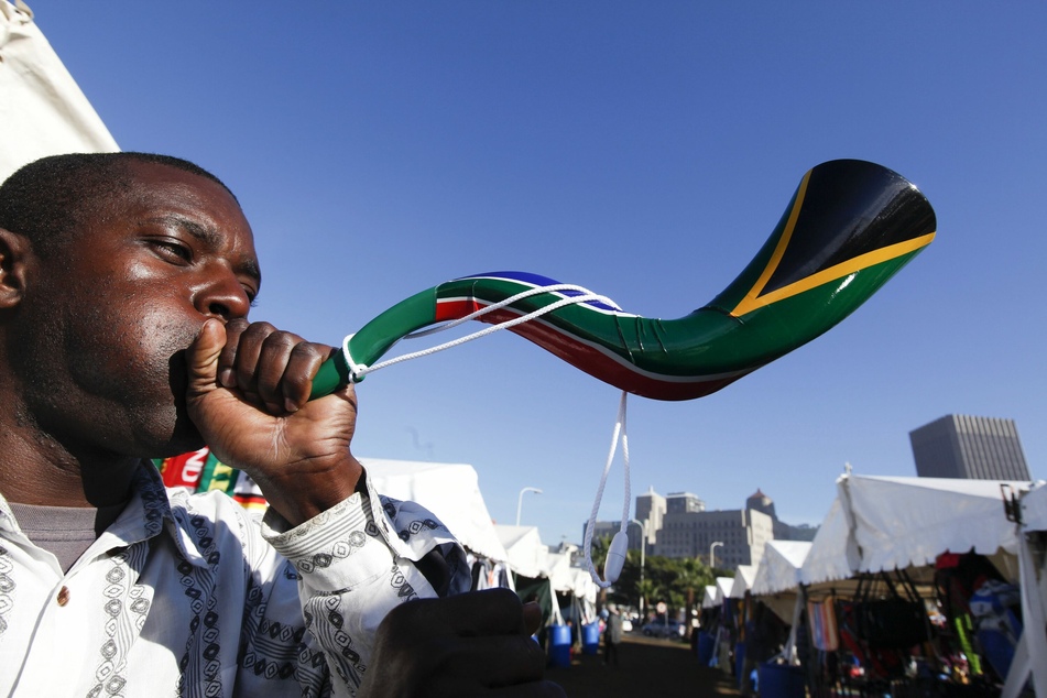 Südafrika entdeckt in Zeiten des Coronavirus' die Vuvuzela als Hoffnungsträger. Die lärmige Stadion-Tröte und ihr durchdringender Ton - der während der Fußball-WM 2010 als Stadionsound des Kap-Staates weltweit bekannt wurde - ertönt in einigen Stadtteilen von Johannesburg Punkt 19 Uhr.