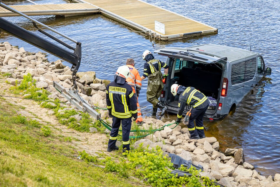 Ungewollter Badegang: Filmcrew-Transporter rollt über Radweg in Elbe