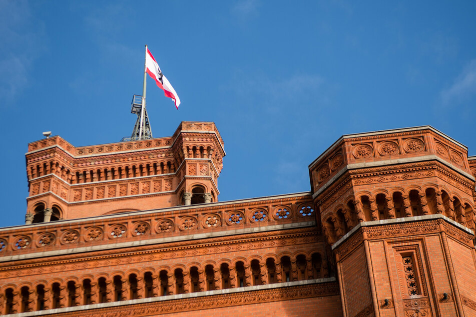 Eine Fahne mit dem Wappen von Berlin weht auf dem Roten Rathaus. Bei der Abgeordnetenhauswahl am 26.09.2021 geht es um die Nachfolge des Regierenden Bürgermeisters Michael Müller (56, SPD).