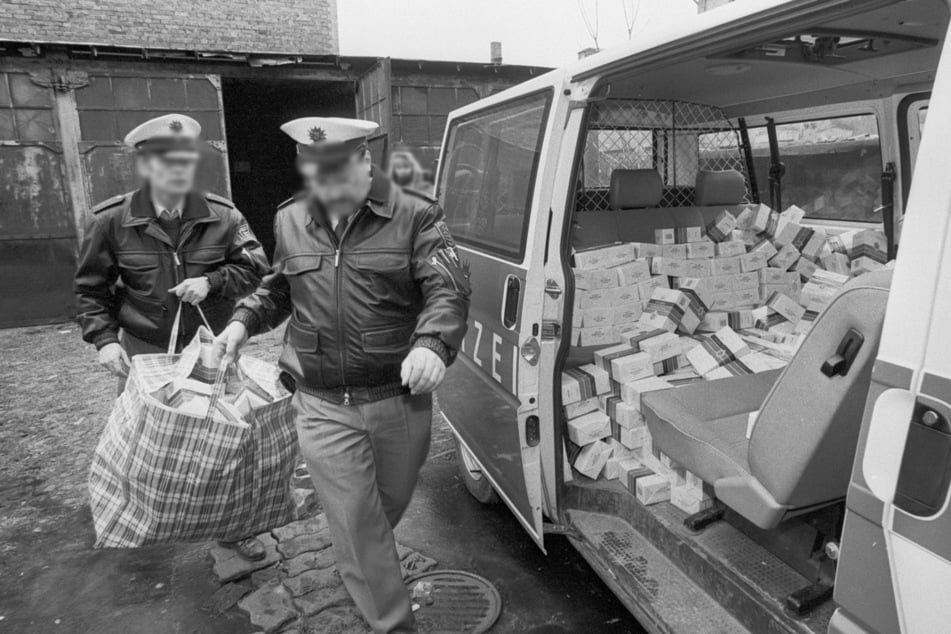 Das Archivfoto von 1997 zeigt, wie die Chemnitzer Polizei Schmuggel-Zigaretten der Vietnamesen-Mafia beschlagnahmt.