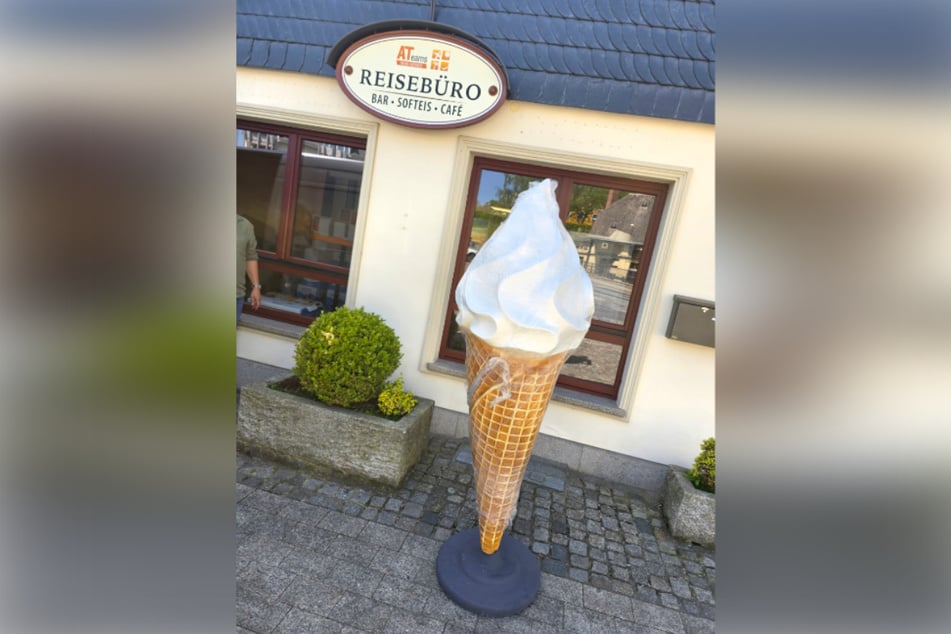Diese 1,80 Meter große Eiswaffel wurde gestohlen.