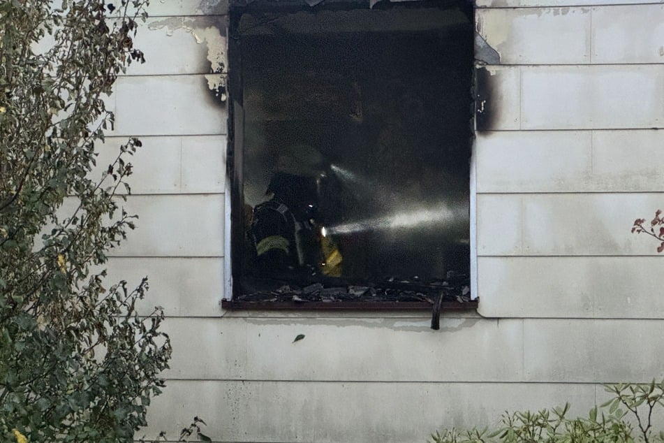 Rauch quillt aus Hochhaus: Mann bei Brand verletzt