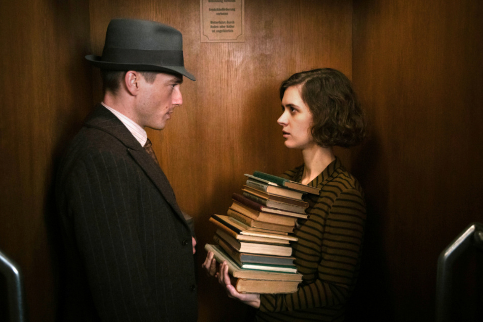 Schauspieler Volker Bruch als Gereon Rath und Liv Lisa Fries als Charlotte Ritter in einer Szene der dritten Staffel der Serie "Babylon Berlin" (undatierte Filmszene). Am 11. Oktober 2020 sendet das Erste drei der zwölf weiteren Folgen der Serie (die auf Sky schon im Januar/Februar gelaufen sind).