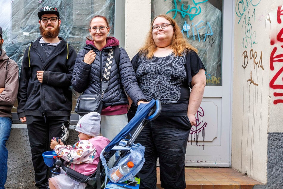 Tim (19, v.l.n.r), Jenny (31) mit Töchterchen Lucy und Jasmin (19) kamen in der Schlange ins Gespräch.