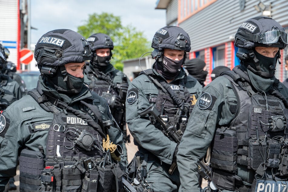 An der Durchsuchung nahmen Beamte der Polizei Hamburg und der Polizei Paderborn teil.