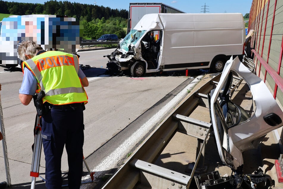 Bei dem heftigen Crash auf der A72 kam eine Person ums Leben.