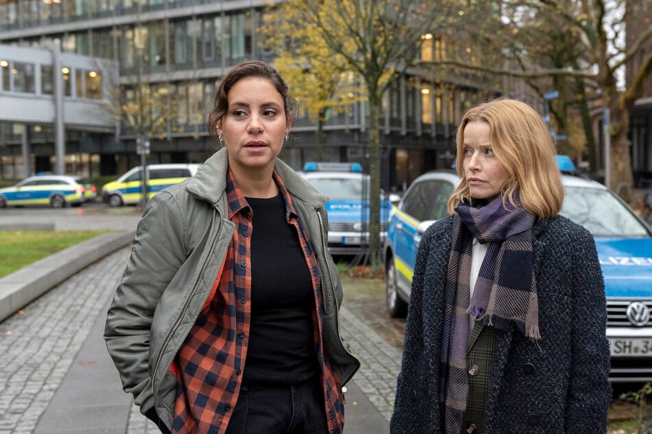 Mila Sahin (Almila Bagriacik, 36, l.) und Elli Krieger (Karoline Schuch, 44) arbeiten aus der Not heraus zusammen.