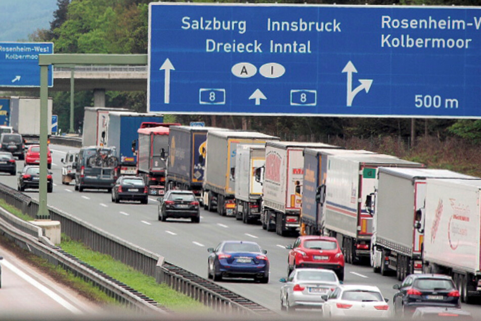 Lastwagen stauen sich auf der A8. Die Blockabfertigung für Lkw auf der österreichischen Seite der Inntalautobahn führte bereits zu Staus. (Archivbild)