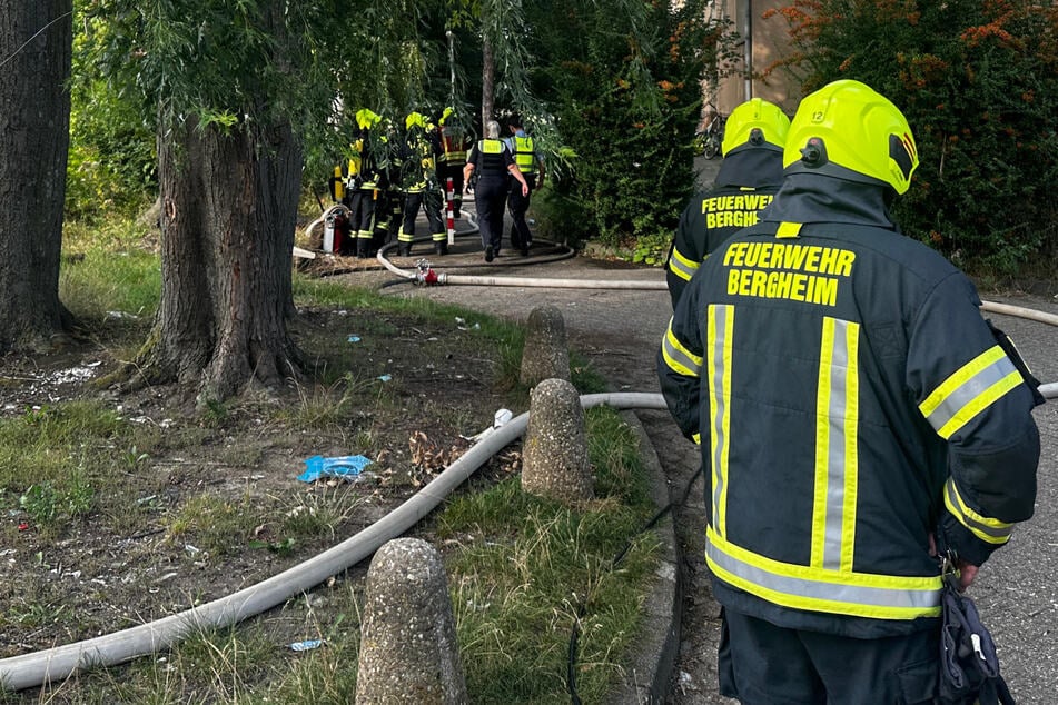 7 Menschen und 2 Hunde in Flammen gefangen: Feuerwehr NRW im Großeinsatz