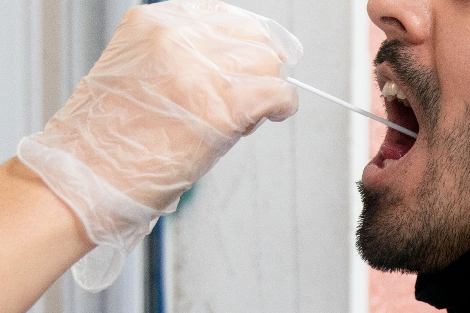 Ein Patient lässt sich einen Abstrich für einen PCR Corona-Test machen. (Symbolfoto)