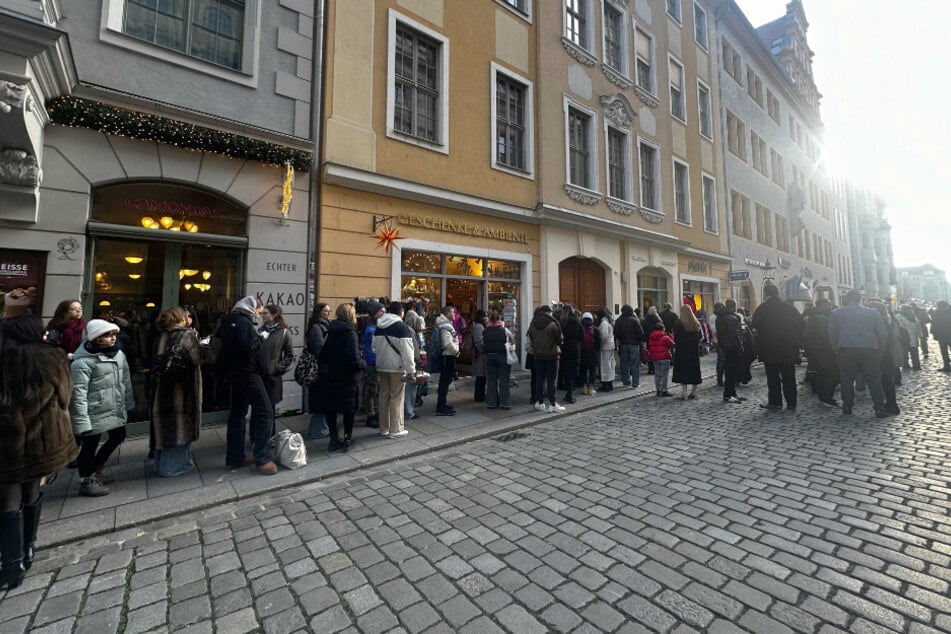 Dutzende Leute warteten bereits eine Stunde vor der offiziellen Eröffnung vor dem Laden.