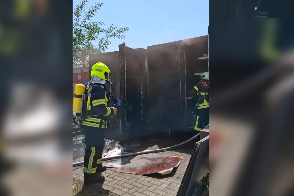 Die Freiwillige Feuerwehr Meißen löschte in der Berghausstraße einen brennenden Palettenstapel.