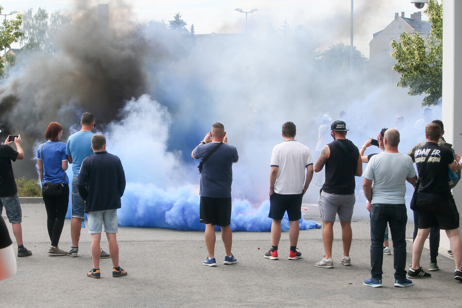 CFC-Fans zündeten vor dem Stadion Pyrotechnik.