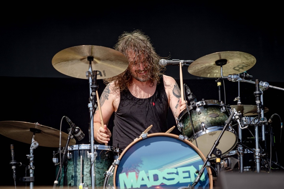 Sascha Madsen (40) an den Drums.