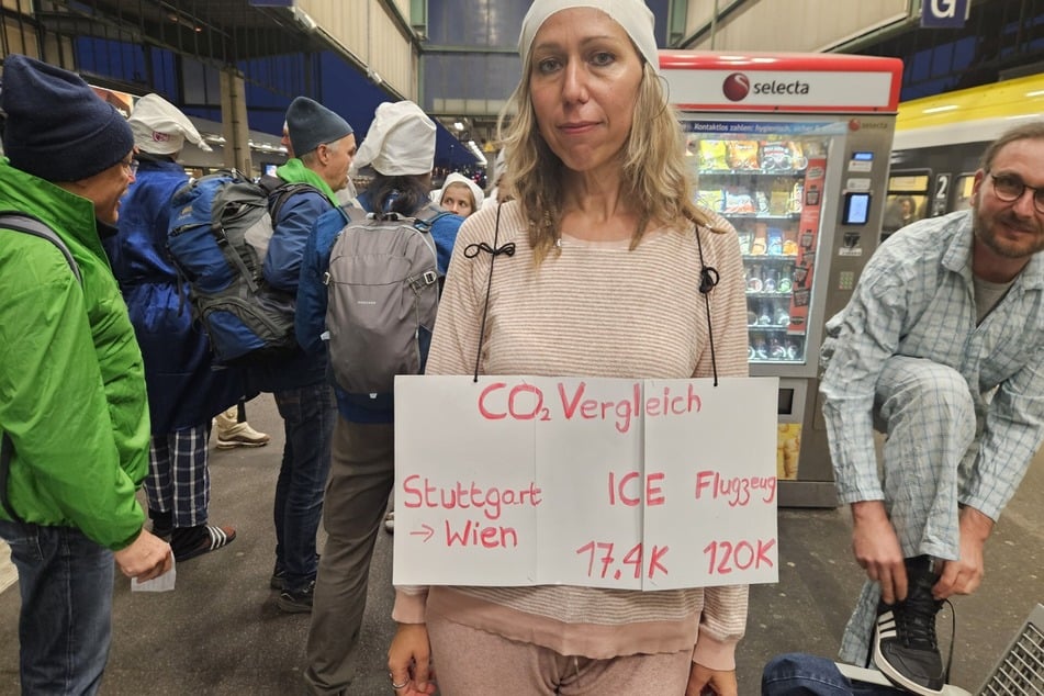 "Nachtzug statt Nachtflug": Am Stuttgarter Hauptbahnhof machte eine handverlesene Gruppe im Pyjama auf ihr Anliegen aufmerksam.