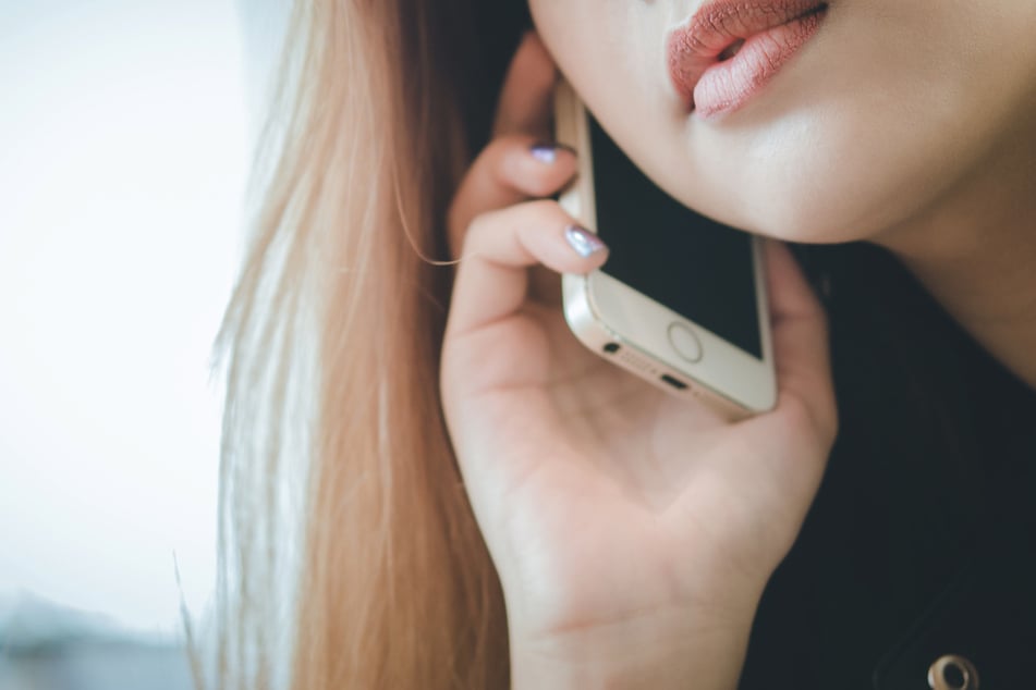 Cyberkriminelle nutzen KI-Technologie, um besonders überzeugend klingende Anrufe durchzuführen. (Symbolfoto)